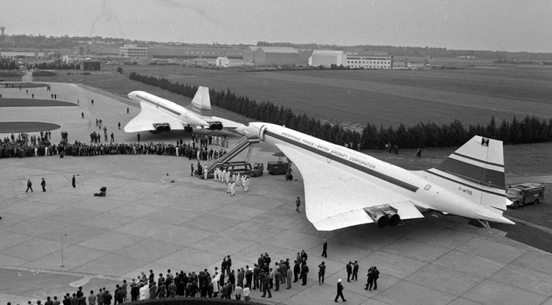 A pair of French Concordes at Toulouse-Blagnac airport. May 7, 1971 during a ceremony for the arrival of French Prime Minister Georges Pompidou (André Cros)