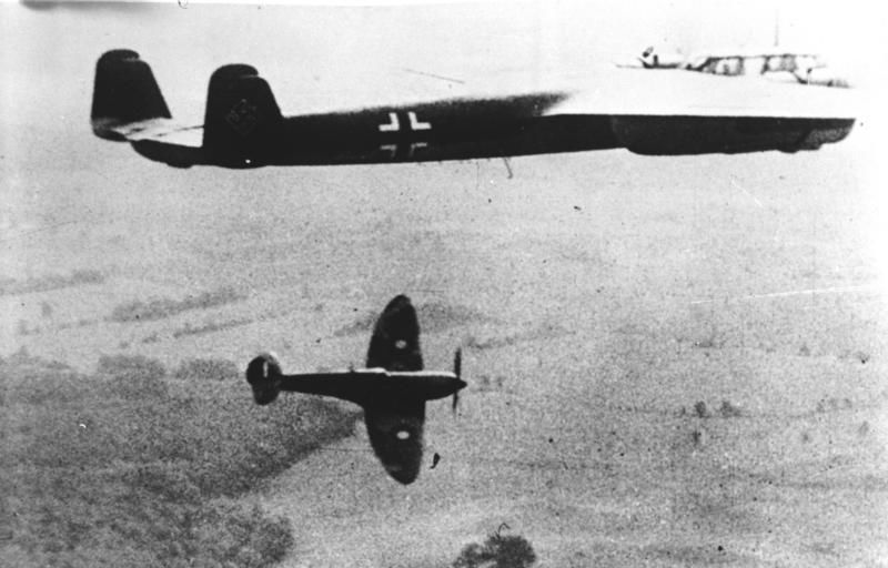 A Spitfire harries a Dornier Do 17 over England during the Battle of Britain (Das Bundesarchiv)