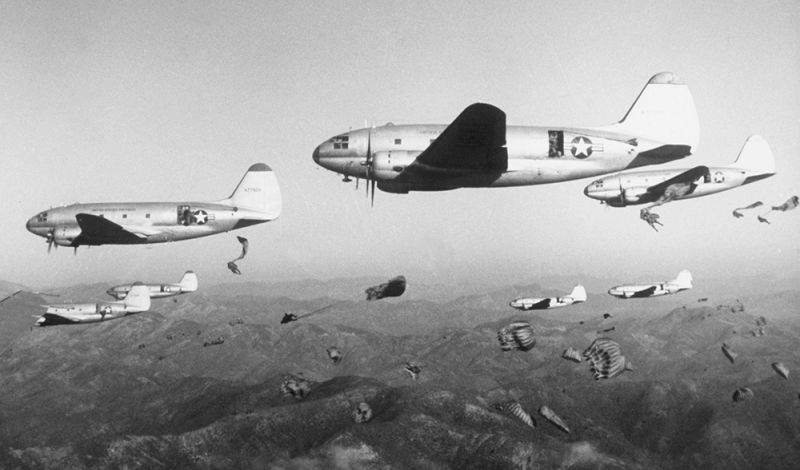 US Air Force Curtiss C-46D Commandos drop paratroopers of the US Army’s 187th Regimental Combat Team during a training exercise in Korea in 1950 (US Department of Defense)