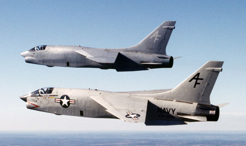 A pair of US Naval Reserve Vought RF-8G Crusaders from Photographic Reconnaissance Squadron 206 (VFP-206) in 1986 (US Navy)