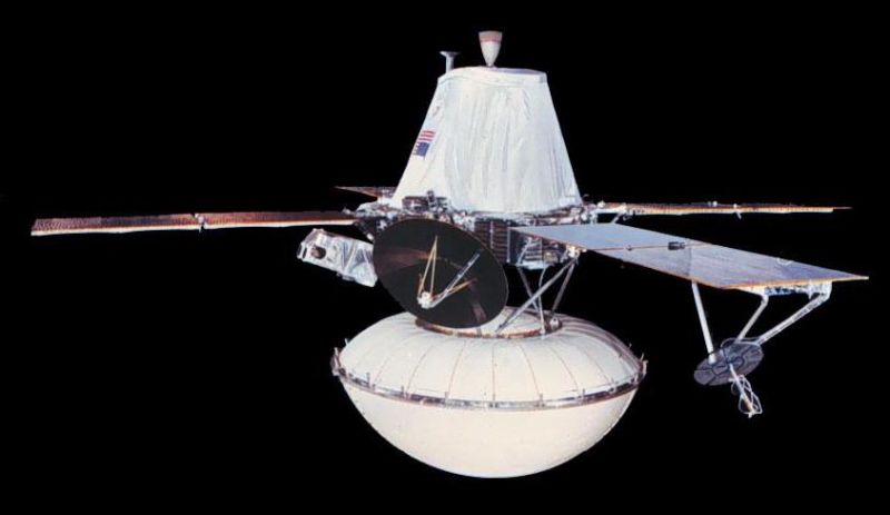 The Viking spacecraft. The upper section, with solar panels and rocket motor, is the Orbiter. The lower bulbous section housed the Lander. (NASA)