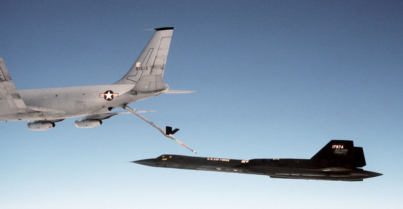 A Lockheed SR-71 takes on fuel from a Boeing KC-135Q during a flight in 1983 (US Air Force)