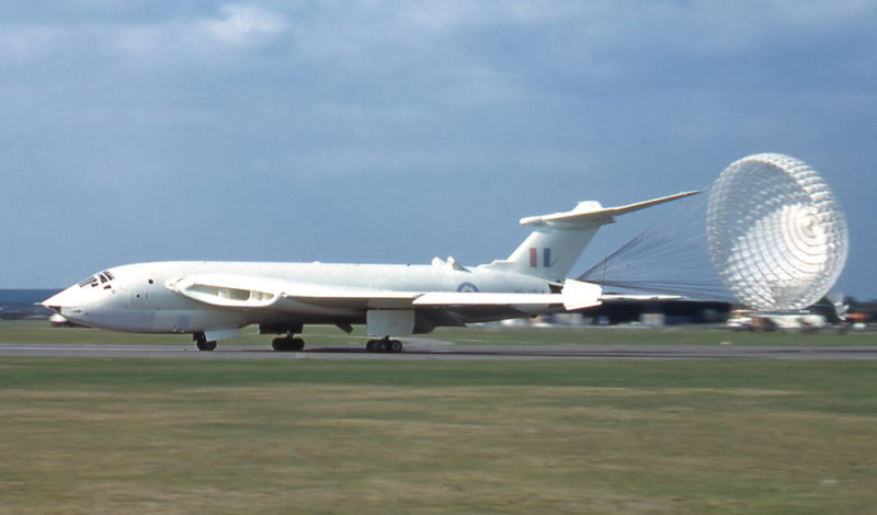 An RAF Victor, painted in anti-flash white, lands at Farnborough in 1961 (Arpingstone)