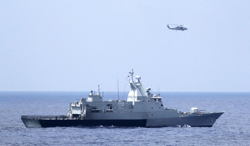 The Royal Malaysian Navy corvette KD Terengganu (FSGHM 174) and a U.S. Navy MH-60R Sea Hawk helicopter from the the guided-missile destroyer USS Pinckney (DDG 91) search for MH370 in the Gulf of Thailand (US Navy)