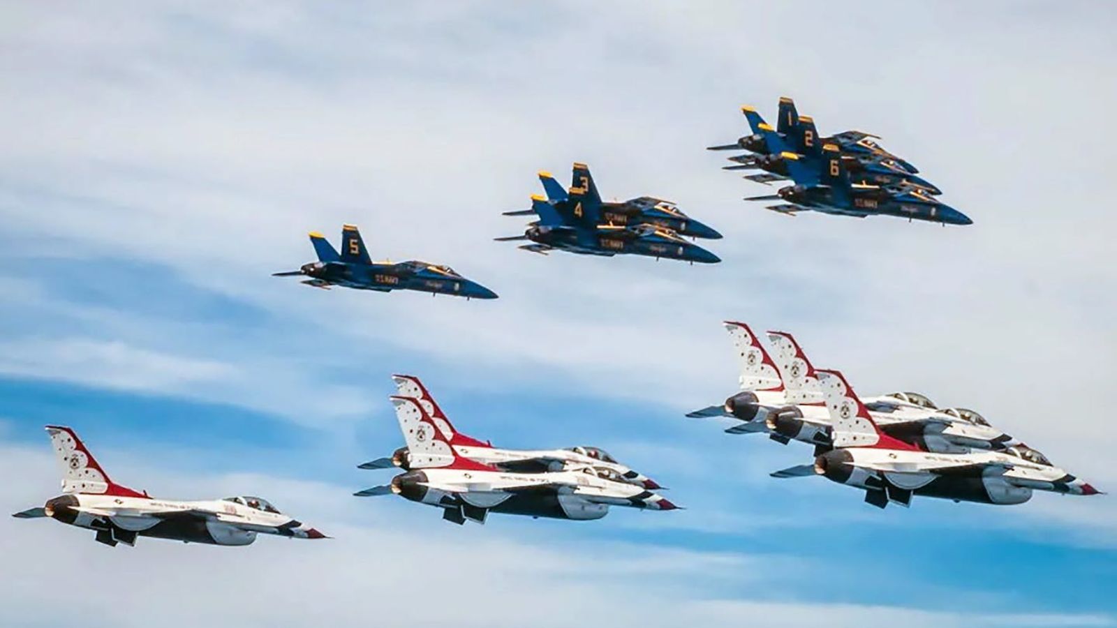 Illustration for article titled Combined Blue Angels/Thunderbirds Flights Today