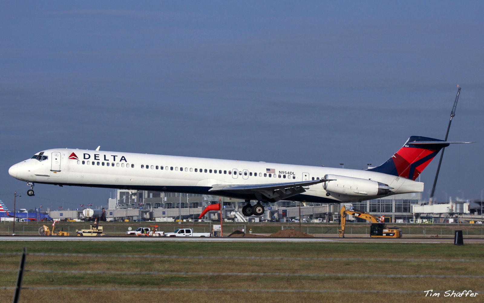A Delta Air Lines MD-88 lands at Austin-Bergstrom International Airport in 2014 (Tim Shaffer)