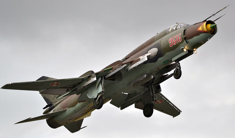 Sukhoi Su-22M4 of the Polish Air Force with wings swept forward for landing